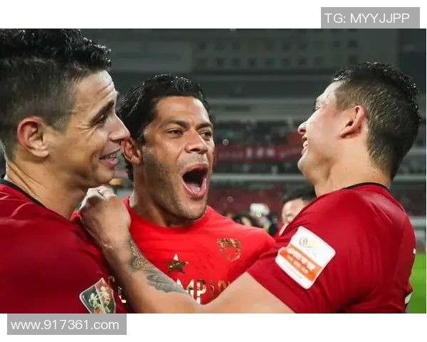 足球明星赛场吐舌挑衅引发热议球迷反应不一展现个性风采 足球明星赛场吐舌挑衅引发热议球迷反应不一展现个性风采